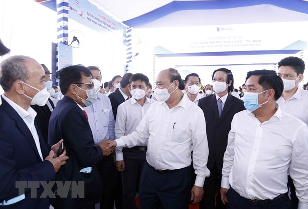 Chủ tịch nước phát lệnh thông xe tuyến chính Trung Lương - Mỹ Thuận Chủ tịch nước Nguyễn Xuân Phúc với các đại biểu tham dự buổi lễ. (Ảnh: Thống Nhất/TTXVN)