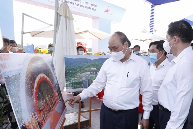  Chủ tịch nước Nguyễn Xuân Phúc xem trưng bày ảnh quá trình thi công Dự án tuyến đường cao tốc Trung Lương-Mỹ Thuận. (Ảnh: Thống Nhất/TTXVN)