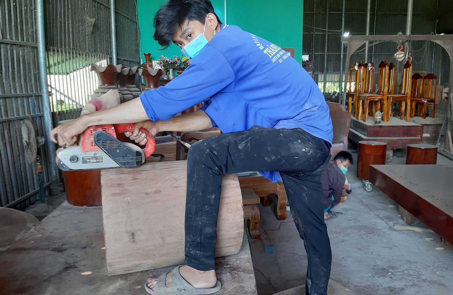 Doanh nghiệp nhỏ và vừa rất cần sự hỗ trợ về pháp lý (Trong ảnh: Công nhân một cơ sở chế biến gỗ ở xã Thái Bình Trung, huyện Vĩnh Hưng)