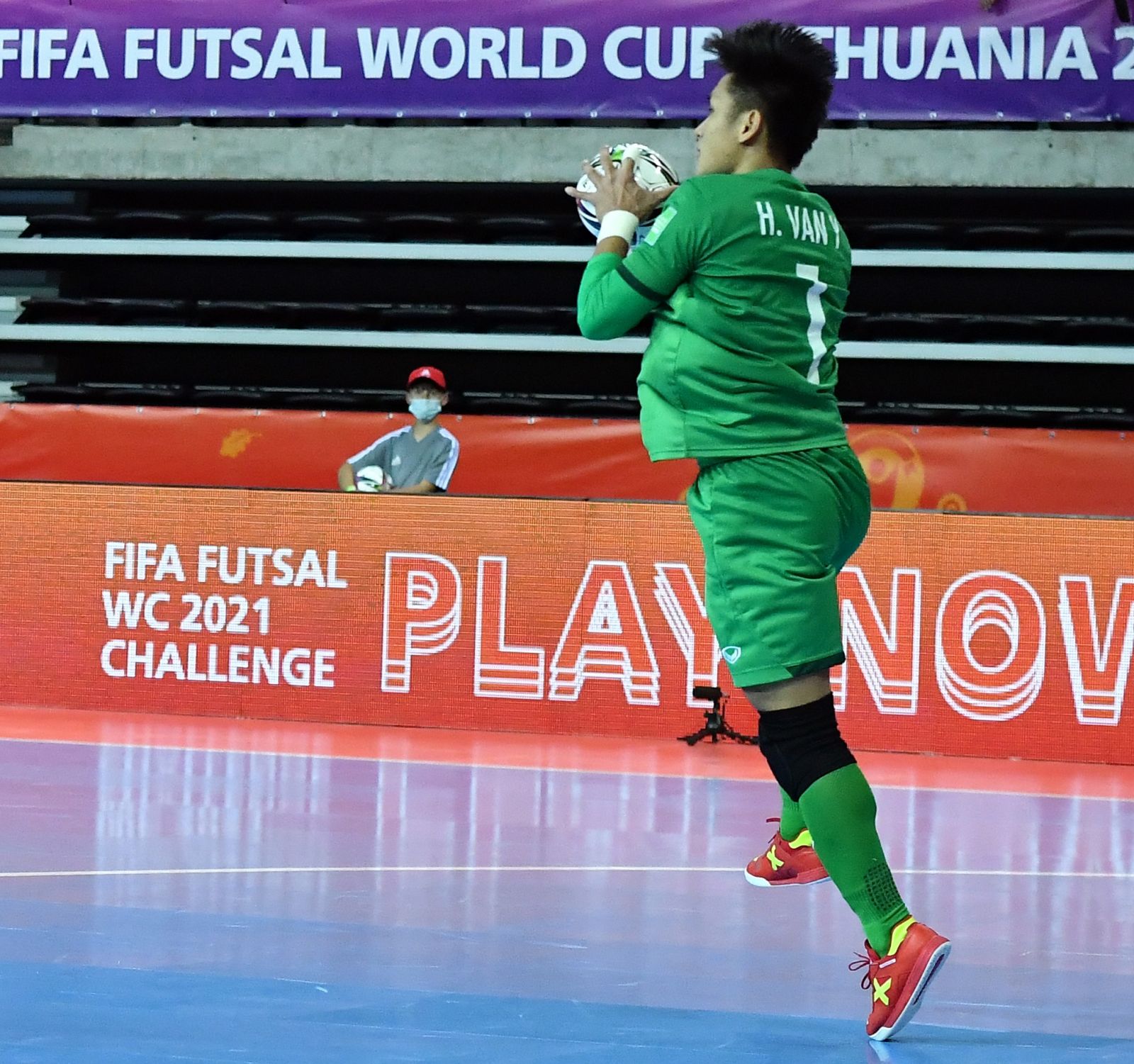Hồ Văn Ý giúp tuyển futsal Việt Nam vào vòng knock-out tại FIFA World Cup. Ảnh QUANG THẮNG
