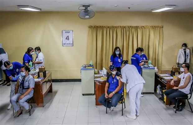 Nhân viên y tế tiêm vaccine phòng COVID-19 cho người dân tại Manila, Philippines. (Ảnh: THX/TTXVN)