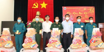 Bí thư Huyện ủy Thủ Thừa thăm, tặng quà xã biên giới huyện Đức Huệ