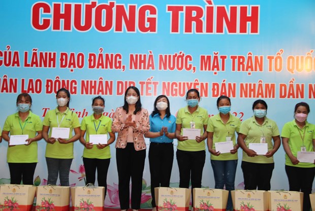 Vice President Vo Thi Anh Xuan (fourth from left) presents gifts to workers of the CyVina company, based in Long Duc Industrial Park of Tra Vinh province, on January 19 (Photo: VNA)