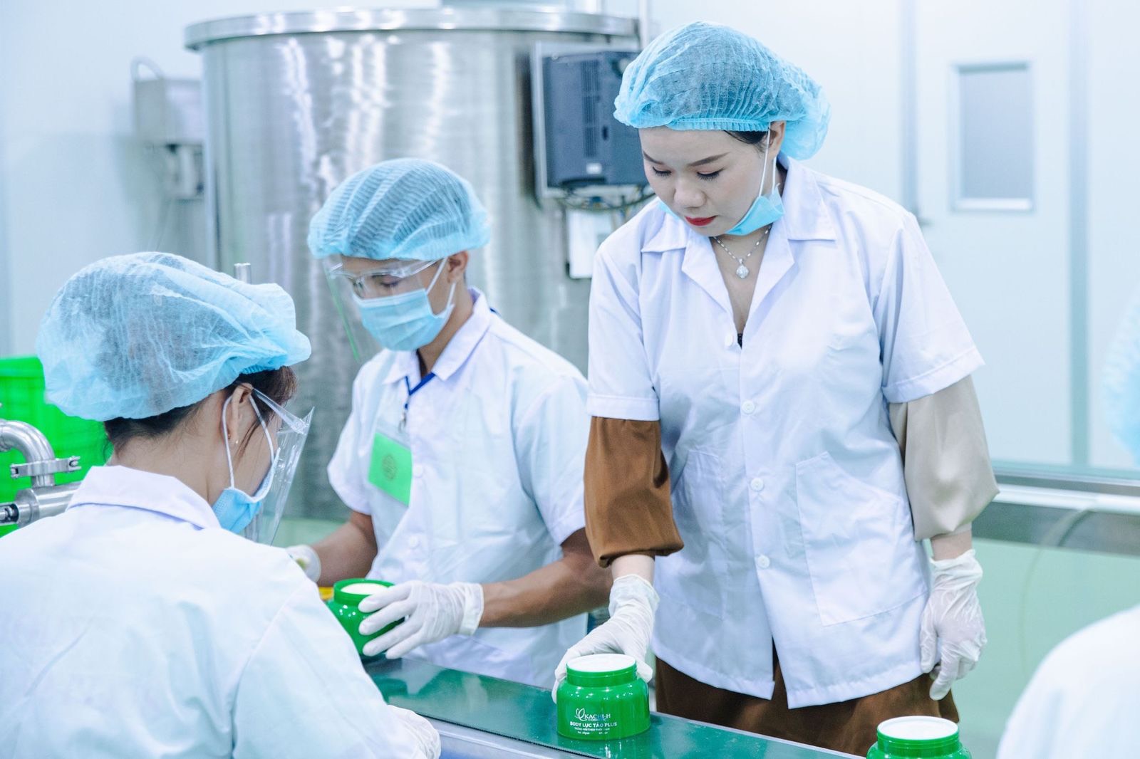 Nhà máy sản xuất mỹ phẩm Kachi-H đồng hành với phái đẹp
