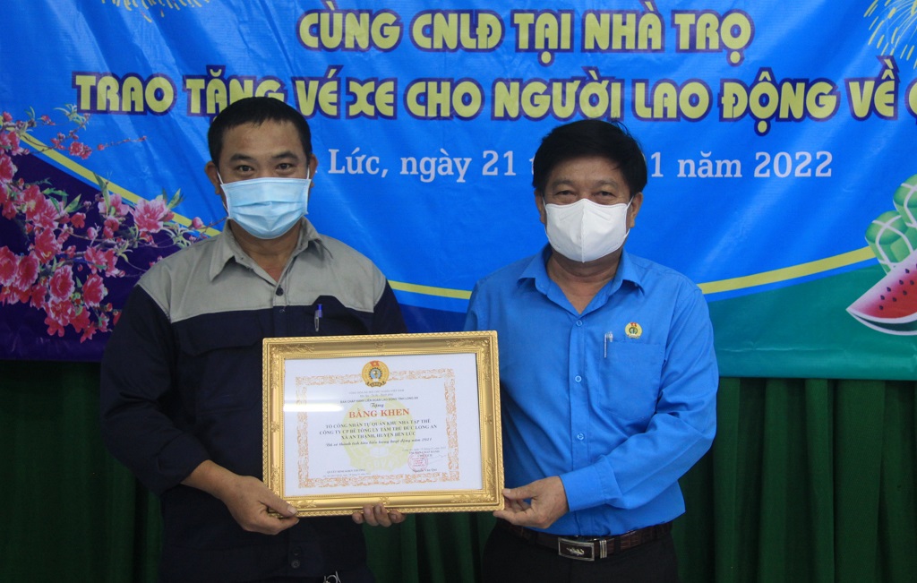 Tất niên cùng công nhân, lao động