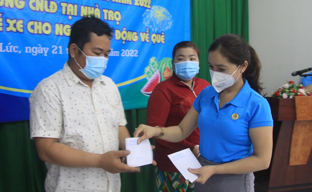 Tất niên cùng công nhân, lao động