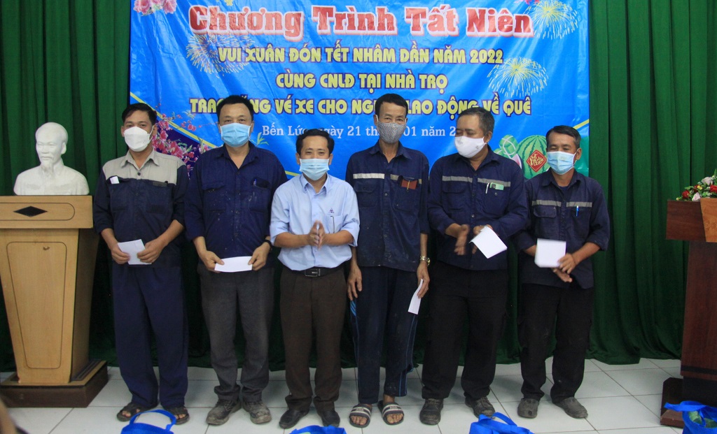 Tất niên cùng công nhân, lao động