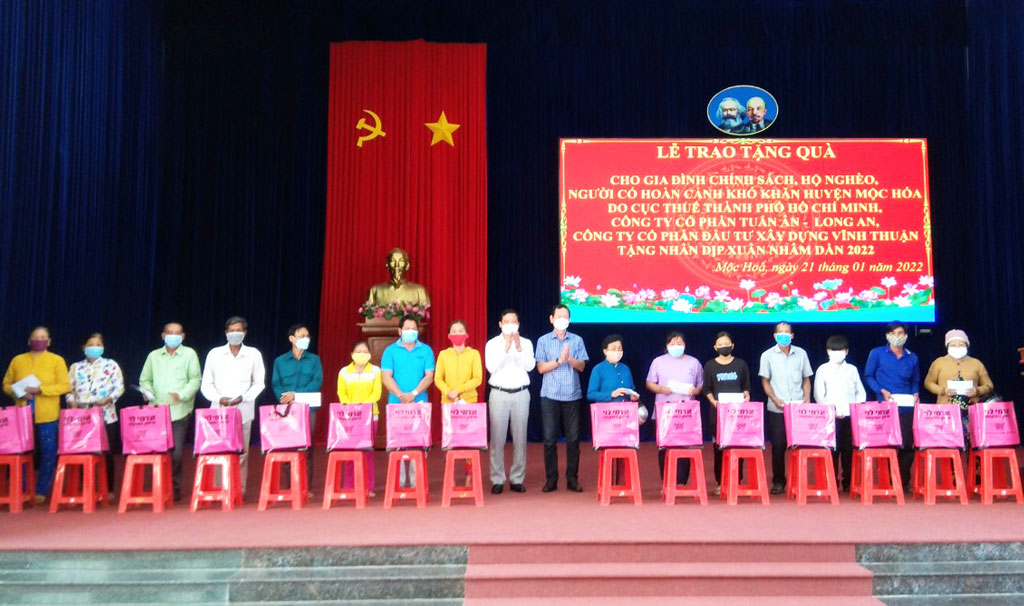 Phó Chủ tịch UBND tỉnh Long An - Phạm Tấn Hòa trao quà tết tại huyện Mộc Hóa