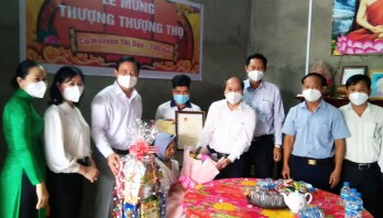 Phó Chủ tịch UBND tỉnh Long An - Phạm Tấn Hòa trao quà tết tại huyện Mộc Hóa