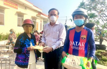 Đại biểu Quốc hội tỉnh Long An trao quà Tết tại Thủ Thừa Đại biểu Quốc hội tỉnh Long An trao quà Tết tại Thủ Thừa