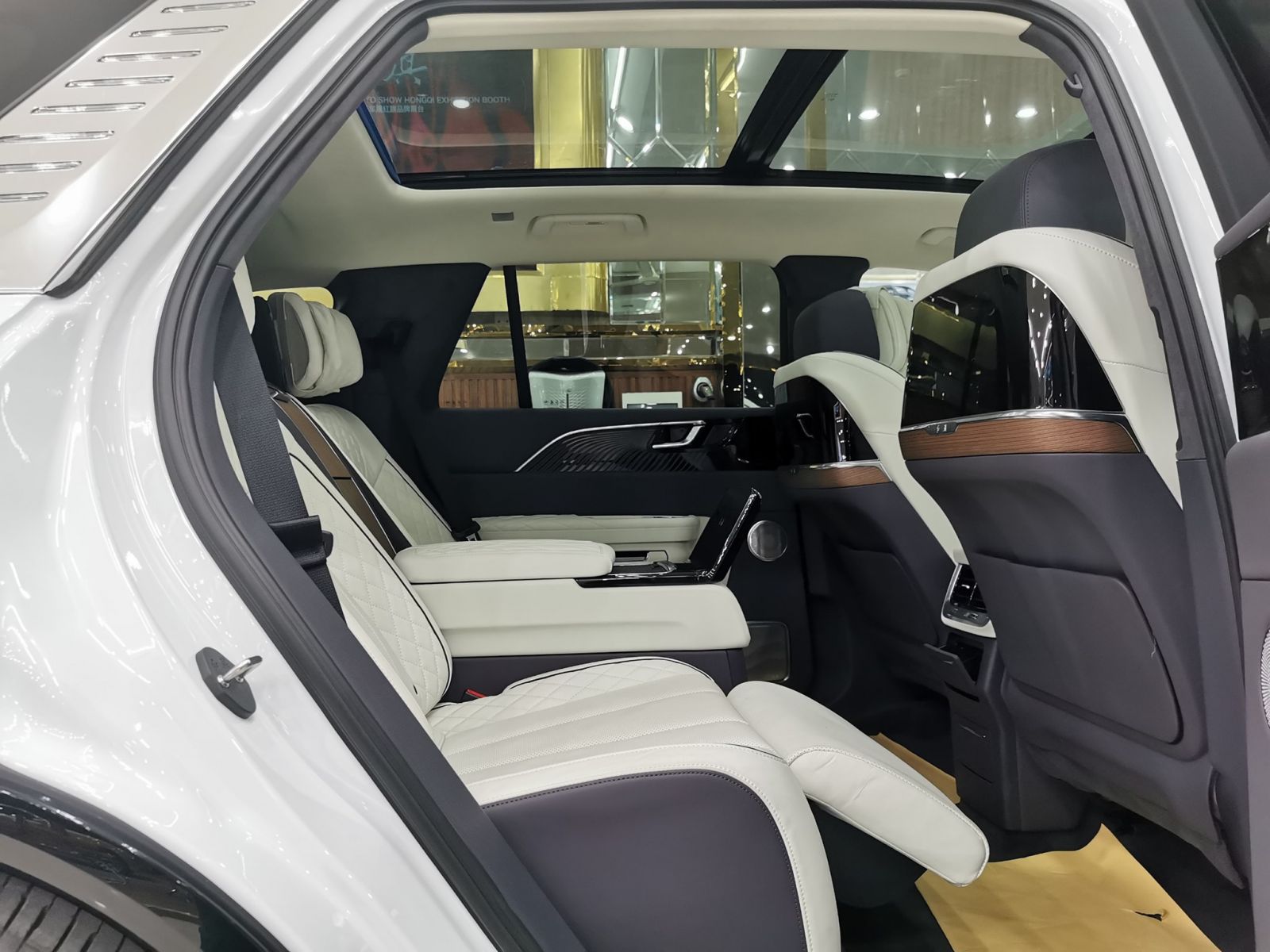 'Nhái' Rolls-Royce nhưng Hongqi e-HS9 vẫn là xe Trung Quốc Mua Hongqi E-HS9 với giá ngang xe sang nhưng dịch vụ nhận lại sau bán hàng của Hongqi tại Việt Nam chưa xứng tầm