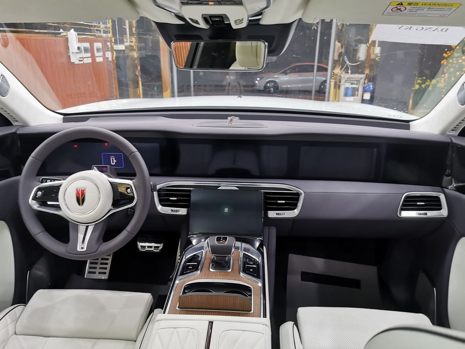 'Nhái' Rolls-Royce nhưng Hongqi e-HS9 vẫn là xe Trung Quốc Khoang lái Hongqi E-HS9 sử dụng nhiều tông màu lạ, vật liệu cao cấp