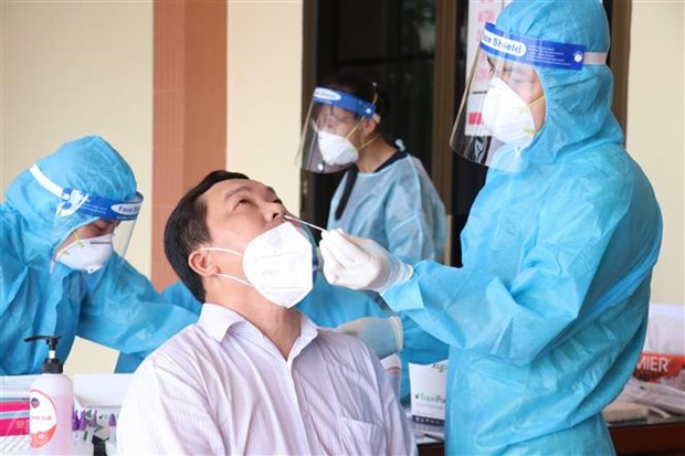 Ngày 22/1, cả nước có 15.707 ca mắc mới COVID-19 và 153 ca tử vong Lấy mẫu xét nghiệm COVID-19. (Nguồn: TTXVN)