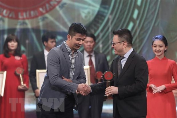Lễ trao Giải báo chí toàn quốc về xây dựng Đảng mang tên Búa liềm vàng Ông Lê Quốc Minh, Chủ tịch Hội Nhà báo Việt Nam, Tổng biên tập báo Nhân Dân, trao giải Khuyến khích cho đại diện nhóm tác giả Ban Biên tập Ảnh, Thông tấn xã Việt Nam. (Ảnh: Minh Quyết/TTXVN)