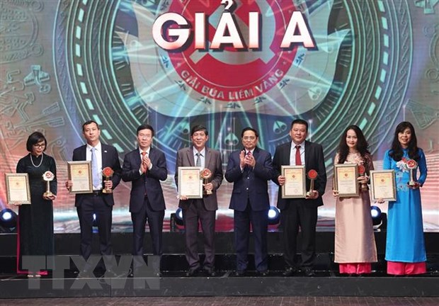 Lễ trao Giải báo chí toàn quốc về xây dựng Đảng mang tên Búa liềm vàng Thủ tướng Phạm Minh Chính và Thường trực Ban Bí thư Võ Văn Thưởng trao giải A cho các tác giả, nhóm tác giả. (Ảnh: Dương Giang/TTXVN)