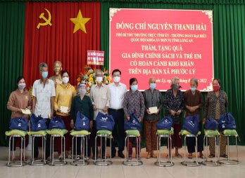 Cần Giuộc: Phó Bí thư Thường trực Tỉnh ủy - Nguyễn Thanh Hải tặng quà tết gia đình chính sách và trẻ em có hoàn cảnh khó khăn