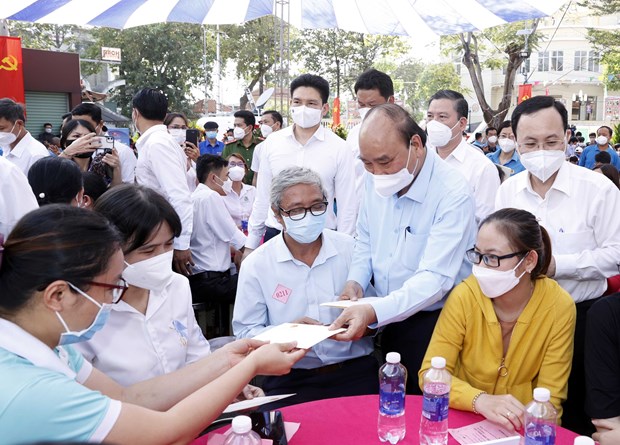 State President Nguyen Xuan Phuc presents New Year gifts to workers in Thu Duc city on January 23 (Photo: VNA)