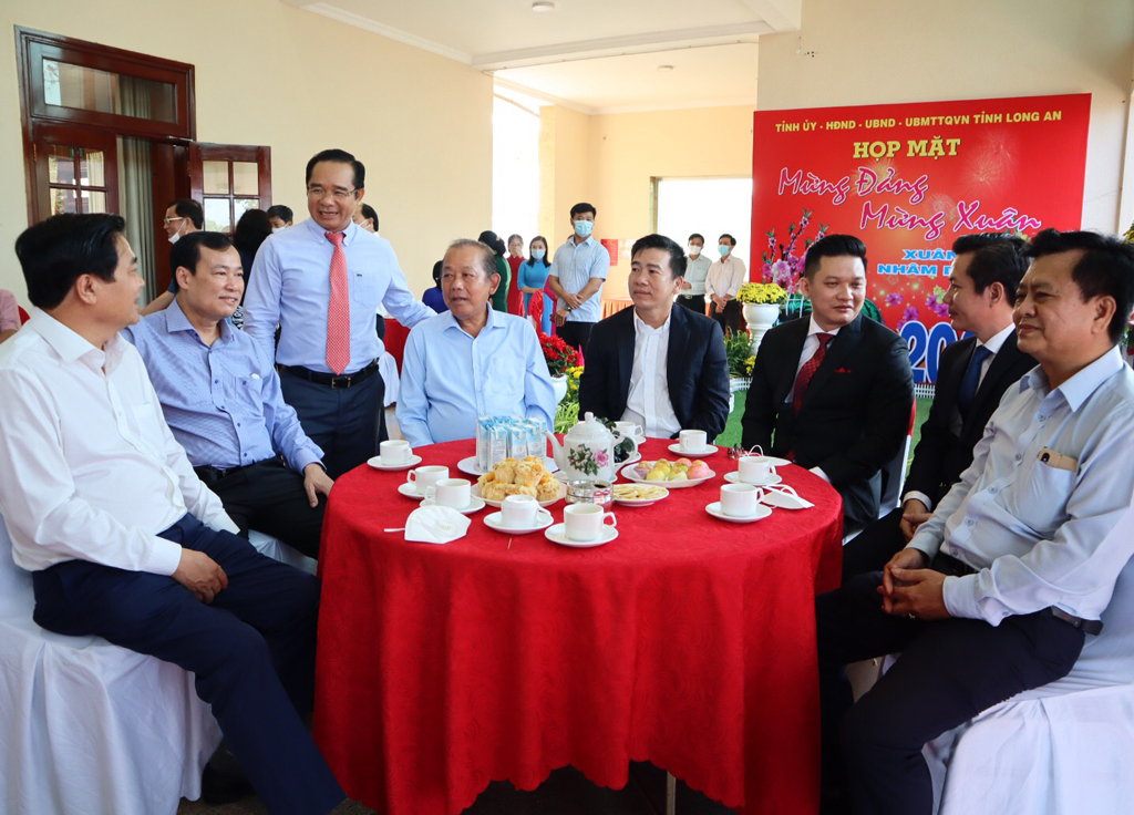 Secretary of the Provincial Party Committee, Chairman of the Provincial People's Council - Nguyen Van Duoc (standing) meets the participants at the meeting 