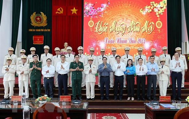 Thủ tướng tặng quà, chúc Tết nhân dân, cán bộ, chiến sỹ LLVT Cần Thơ