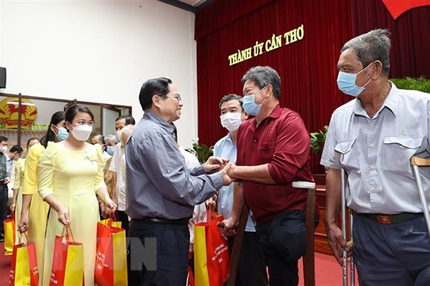 Thủ tướng tặng quà, chúc Tết nhân dân, cán bộ, chiến sỹ LLVT Cần Thơ