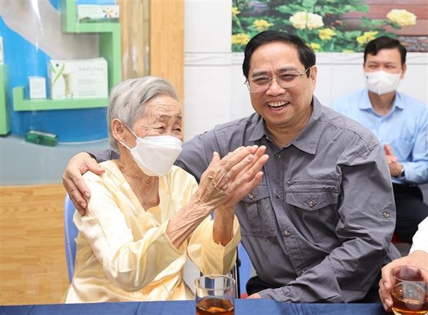 Thủ tướng tặng quà, chúc Tết nhân dân, cán bộ, chiến sỹ LLVT Cần Thơ