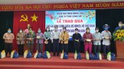 Đoàn ĐBQH đơn vị tỉnh Long An trao tặng quà tết tại thị xã Kiến Tường