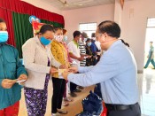 Đoàn ĐBQH đơn vị tỉnh Long An tặng quà tết cho gia đình chính sách, hộ nghèo, hộ khó khăn tại huyện Tân Thạnh