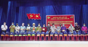 Đoàn ĐBQH đơn vị tỉnh Long An trao tặng quà tết tại Tân Hưng