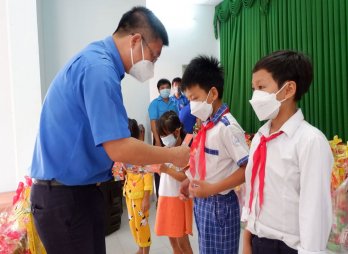 Mang tết đến cho học sinh vùng biên Mang tết đến cho học sinh vùng biên