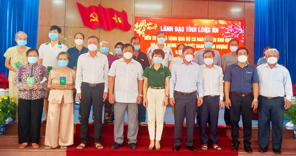 Chairman of the Provincial People's Committee – Nguyen Van Ut (4th, R) gives Tet gifts to disadvantaged households in Tan An City