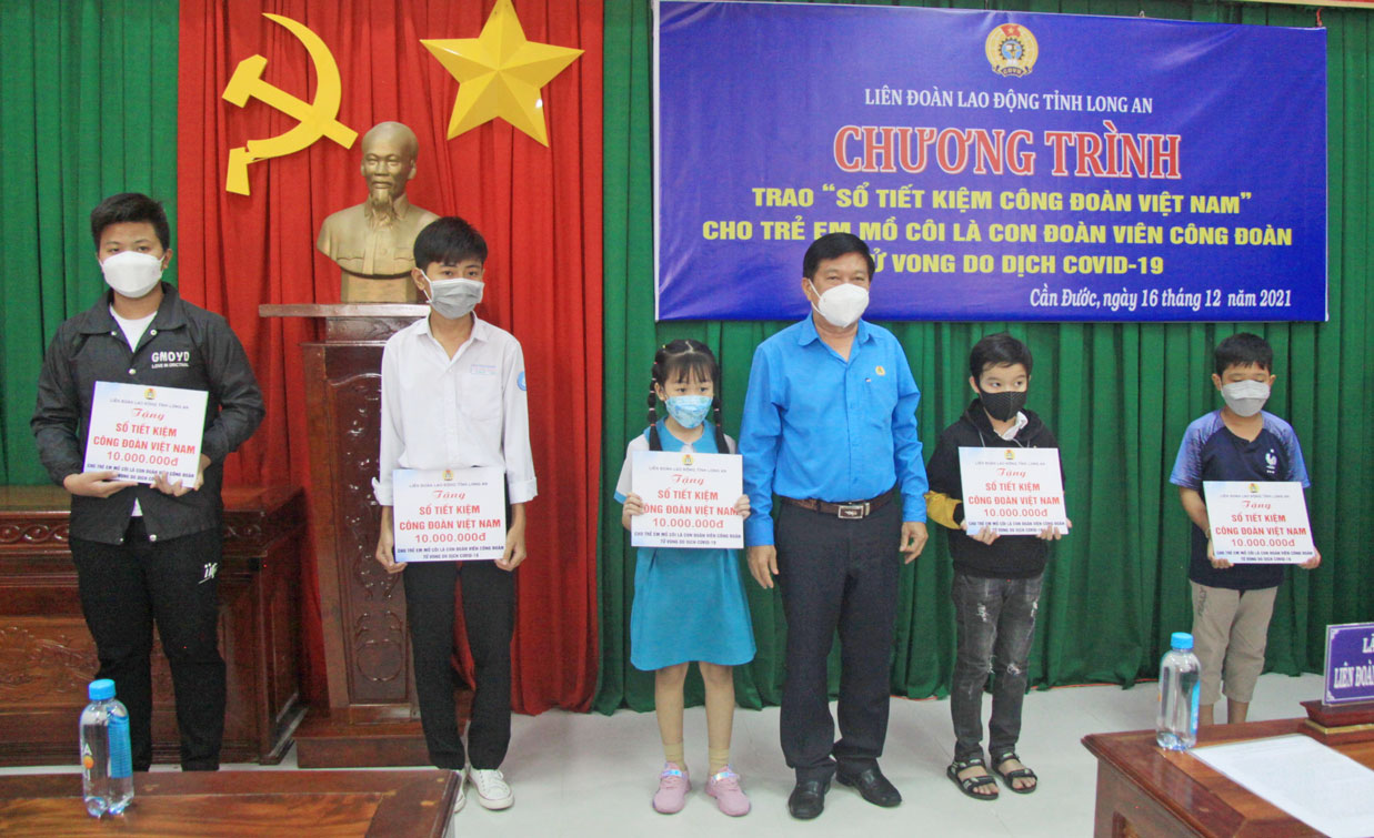 Chủ tịch Liên đoàn Lao động tỉnh - Nguyễn Văn Quí trao sổ tiết kiệm Công đoàn Việt Nam cho trẻ em mồ côi