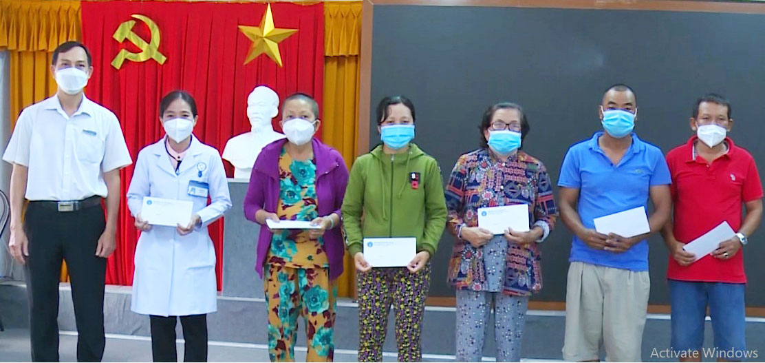 Phó Giám đốc Bảo hiểm xã hội tỉnh - Bác sĩ Bùi Quang Triết trao quà tại bệnh viện Đa khoa Long An