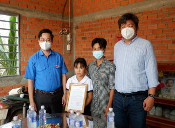 Trao nhà cho đội viên vượt khó
