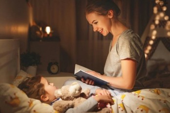 Lợi ích của việc kể chuyện cho con trước khi ngủ