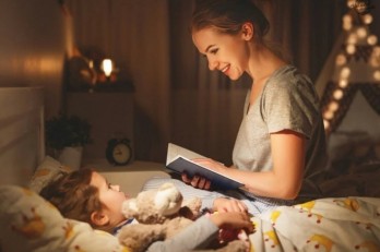 Lợi ích của việc kể chuyện cho con trước khi ngủ Lợi ích của việc kể chuyện cho con trước khi ngủ