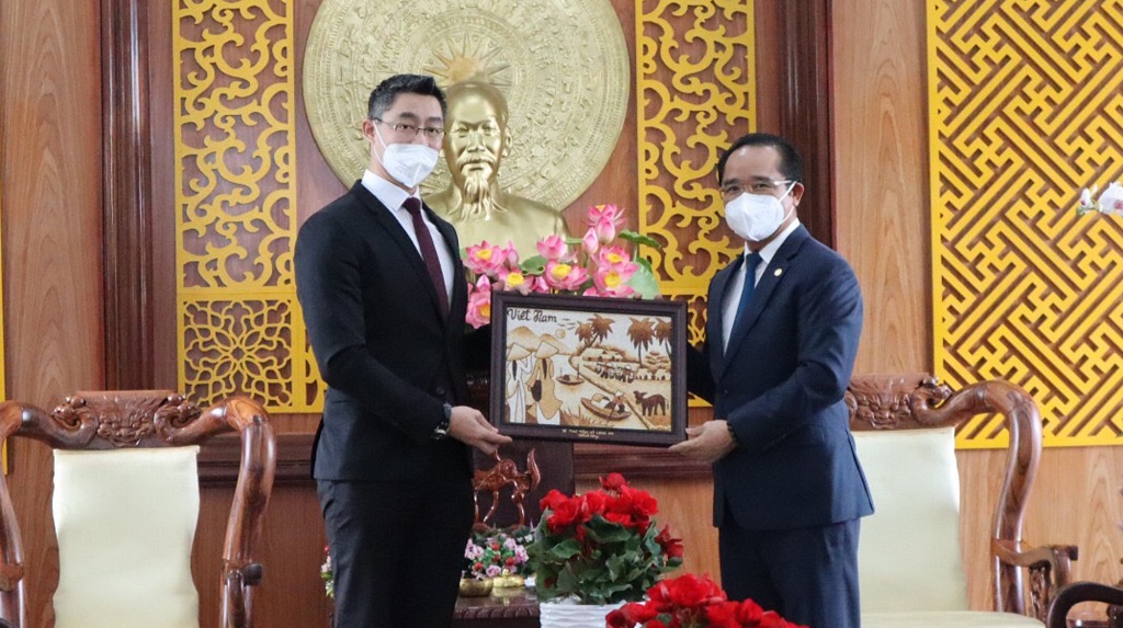 Secretary of the Long An Provincial Party Committee - Nguyen Van Duoc awards a souvenir to Dr. Philipp Roesler