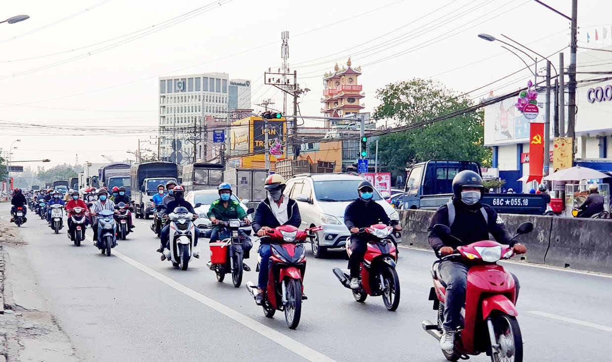 Trên các tuyến đường, người dân đã bắt đầu về quê đón Tết Nguyên đán