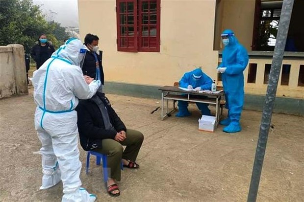 Ngày 25/1 ghi nhận 15.743 ca mắc mới COVID-19 và 126 ca tử vong Lấy mẫu xét nghiệm COVID-19. (Nguồn: TTXVN)