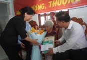 Chủ tịch UBND tỉnh Long An thăm, tặng quà cho hộ nghèo tại xã Bình Hòa Nam