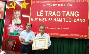 Tỉnh ủy Long An trao Huy hiệu 65 năm tuổi Đảng cho đảng viên Nguyễn Văn Nhiều