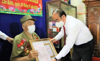 Tỉnh ủy Long An trao Huy hiệu 75 năm tuổi Đảng cho đảng viên Đô Lương