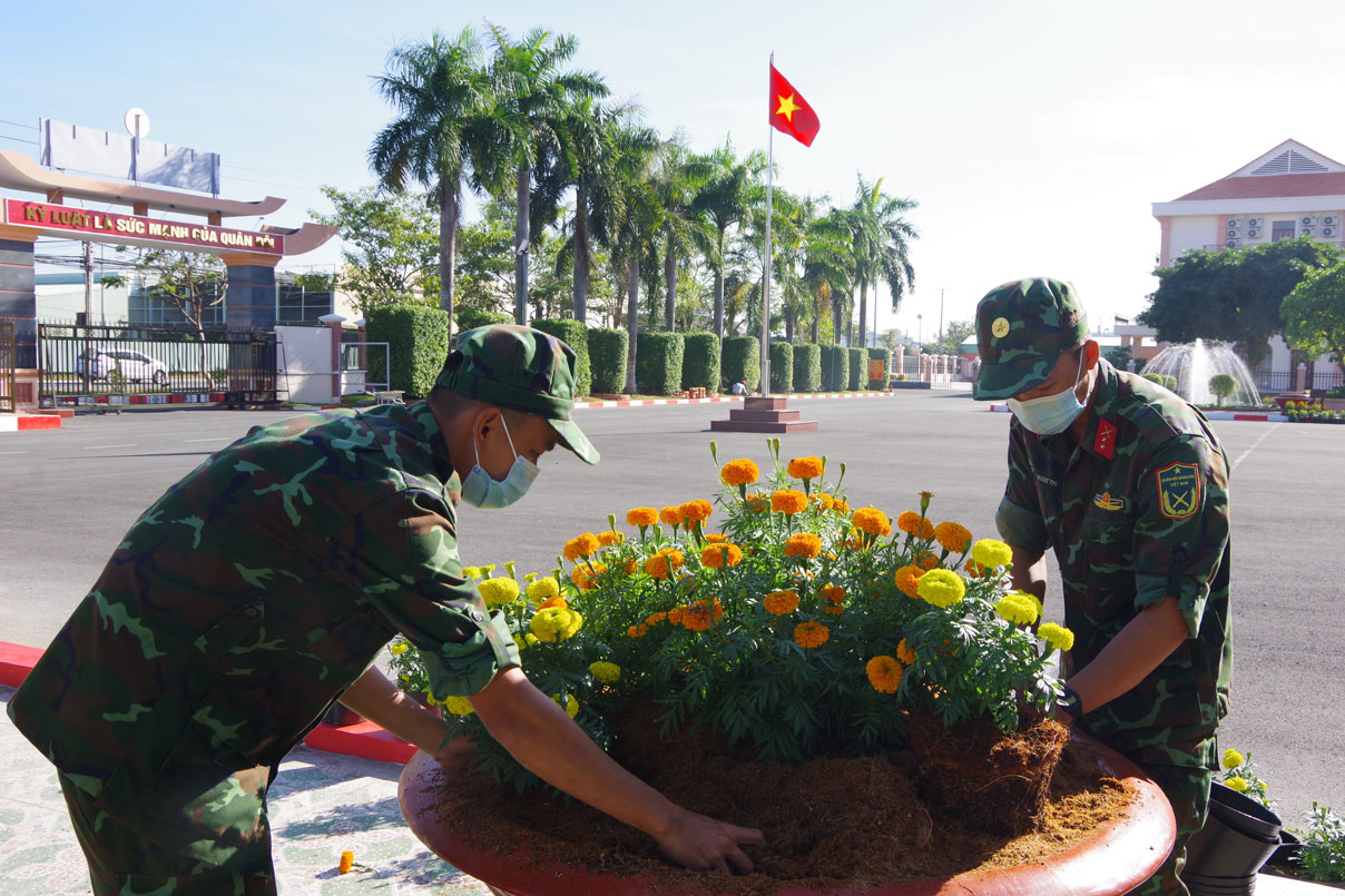 Cán bộ, chiến sĩ làm đẹp doanh trại đón xuân