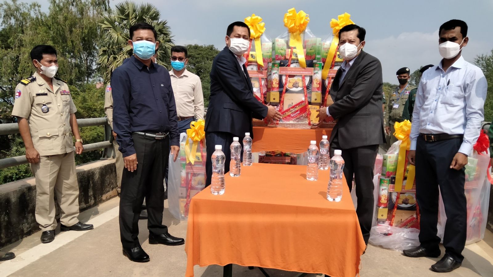 PrayVeng province visits and wishes New Year to Long An province on national traditional New Year The representative of PrayVeng province wishes Tet and gives gifts to Long An province