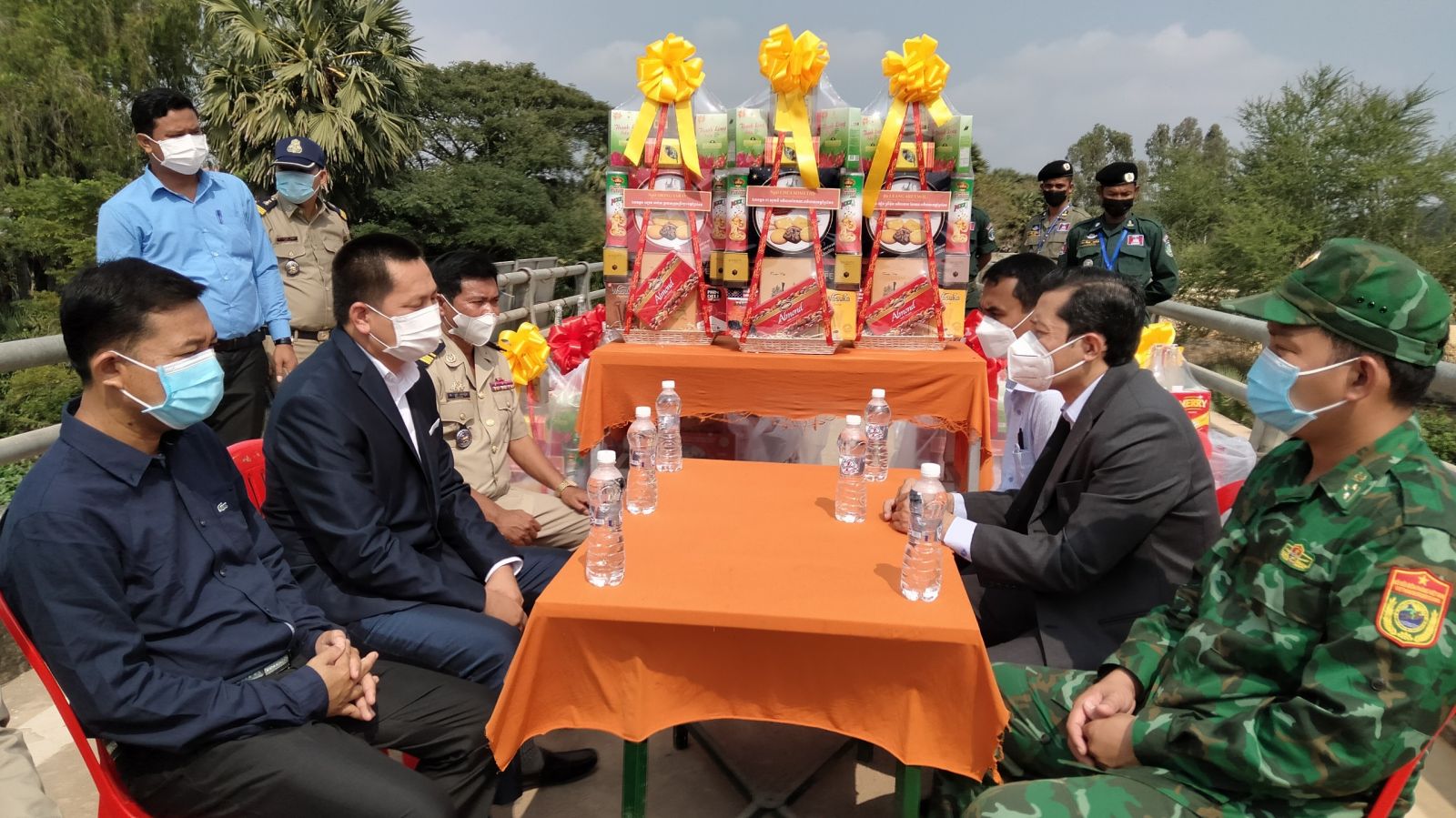 PrayVeng province visits and wishes New Year to Long An province on national traditional New Year The solidarity between PrayVeng and Long An provinces is always tight