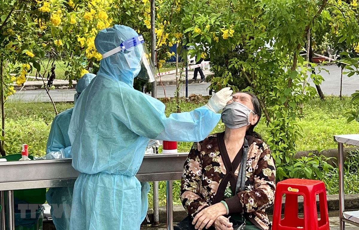 Ngày 27/1: Ghi nhận thêm 126 ca tử vong, nhiều nhất tại Hà Nội Xét nghiệm COVID-19 trước khi tiêm vaccine mũi 3. (Ảnh: Thanh Sang-TTXVN)