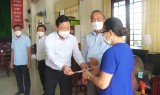 Phó Chủ tịch UBND tỉnh - Phạm Tấn Hòa thăm và tặng quà tết Tổ Y tế cộng đồng tại huyện Đức Hòa