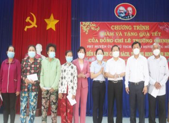 Xuân về với những gia đình thương, bệnh binh nặng Đức Hòa: Thăm, tặng quà tết cho gia đình chính sách, thương, bệnh binh