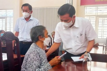 Phó Bí thư Thường trực Tỉnh ủy trao quà tết cho gia đình chính sách, hộ khó khăn tại TP.Tân An