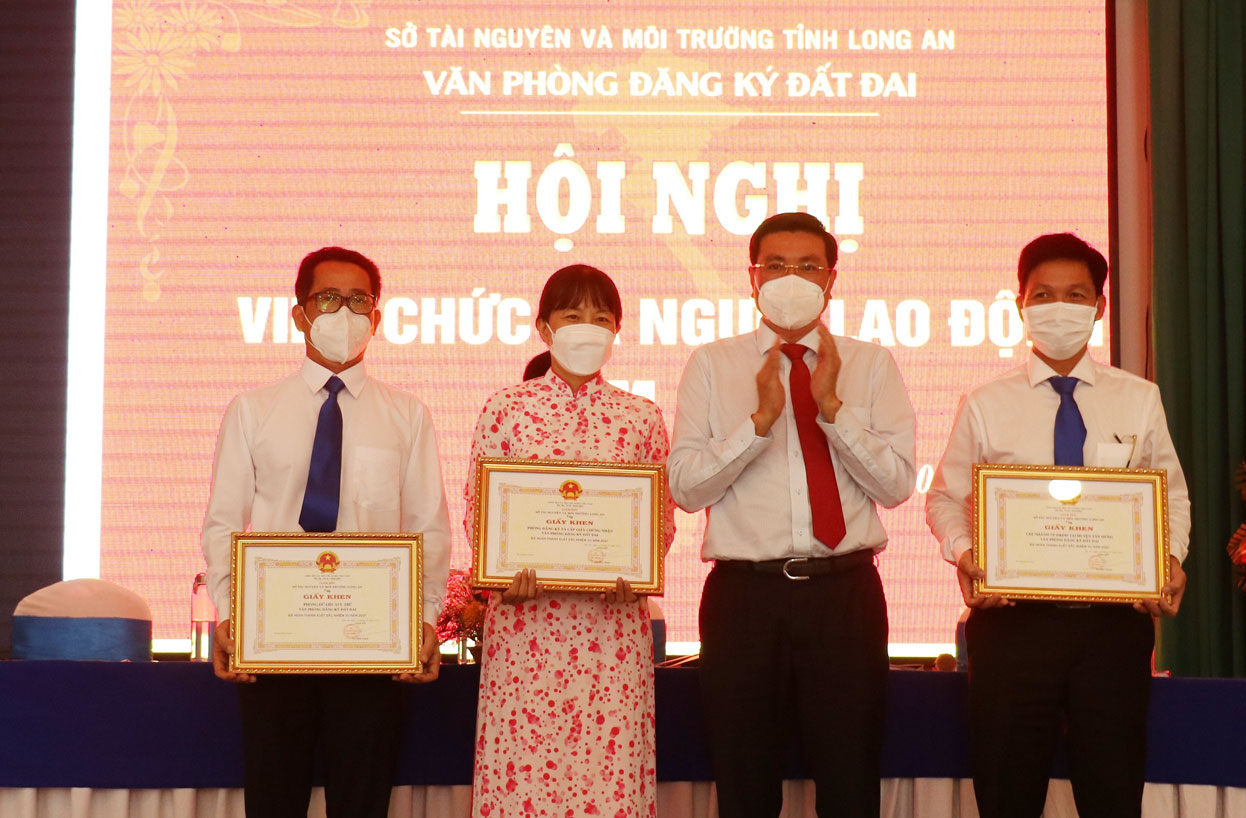 Văn phòng Đăng ký đất đai tỉnh tiếp tục nỗ lực hoàn thành tốt nhiệm vụ được giao trong năm 2022 (Trong ảnh: Nhiều cá nhân, tập thể của Văn phòng Đăng ký đất đai được khen thưởng vì có thành tích tốt trong thực hiện nhiệm vụ)