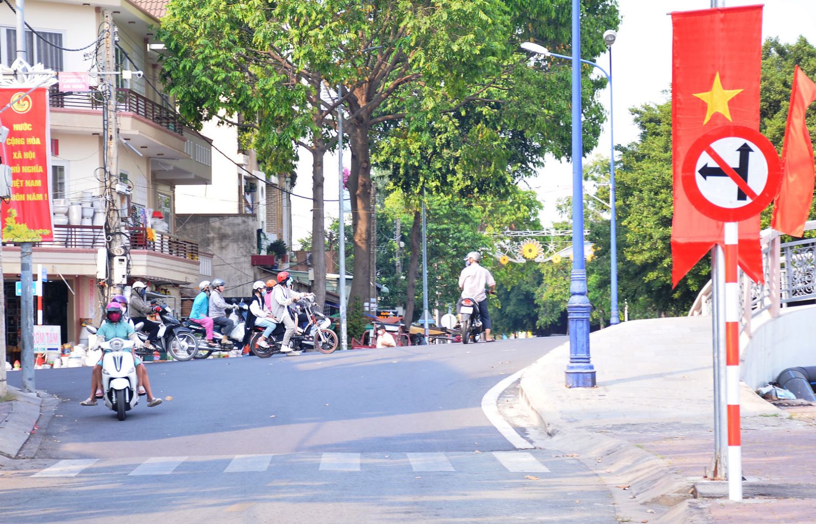Mặc dù có biển cấm nhưng người đàn ông cứ băng thẳng tại ngã tư đường Bạch Đằng - Nguyễn Trung Trực (chân cầu Đúc) gây nguy hiểm cho những người lưu thông trên đường Nguyễn Trung Trực